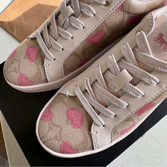 coach Clip Low Top Sneaker In Signature Canvas With Hearts cp871 - Picture 2 of 7